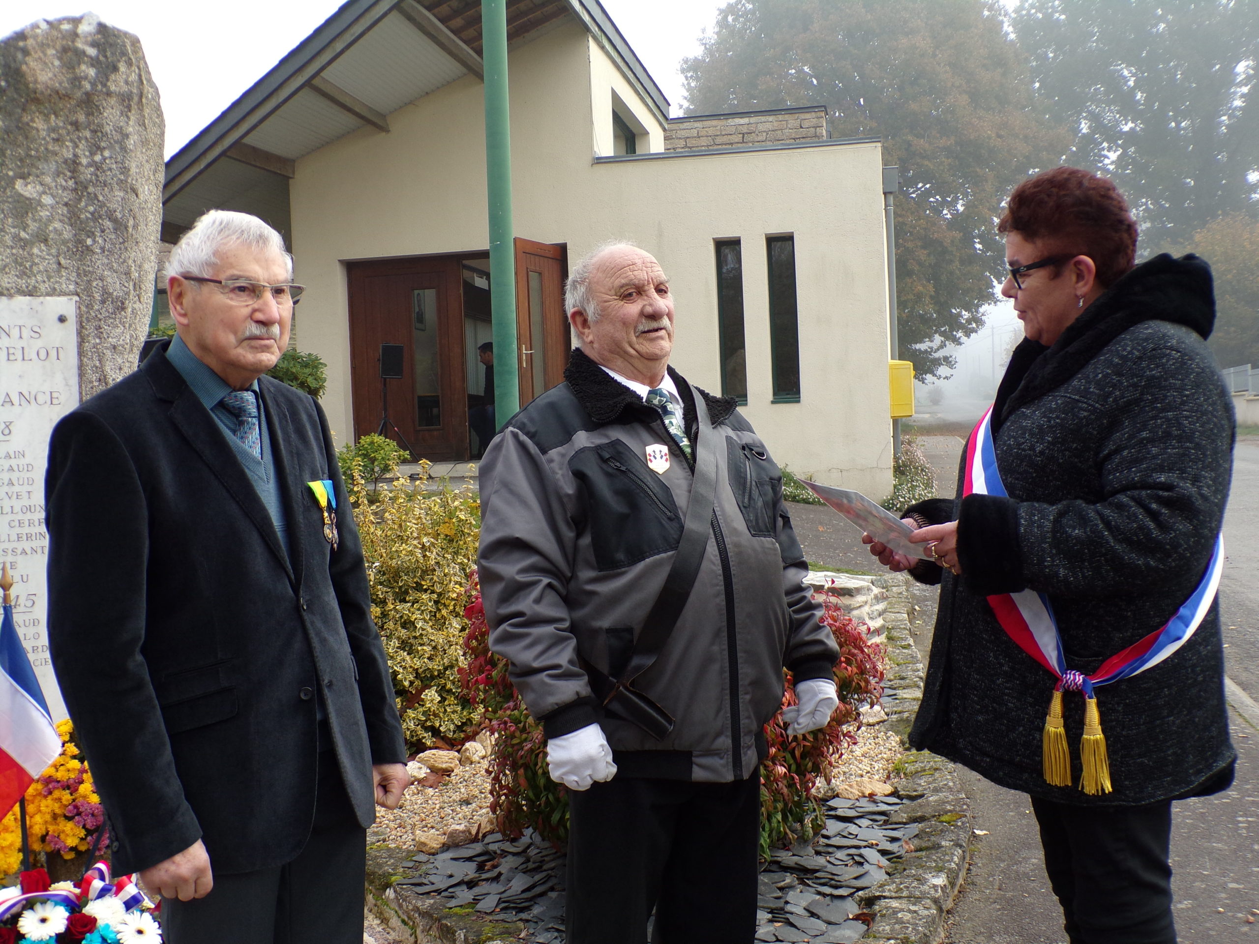 Montertelot Novembre Jacques Le Qu Au Re Oit L Insigne De Porte