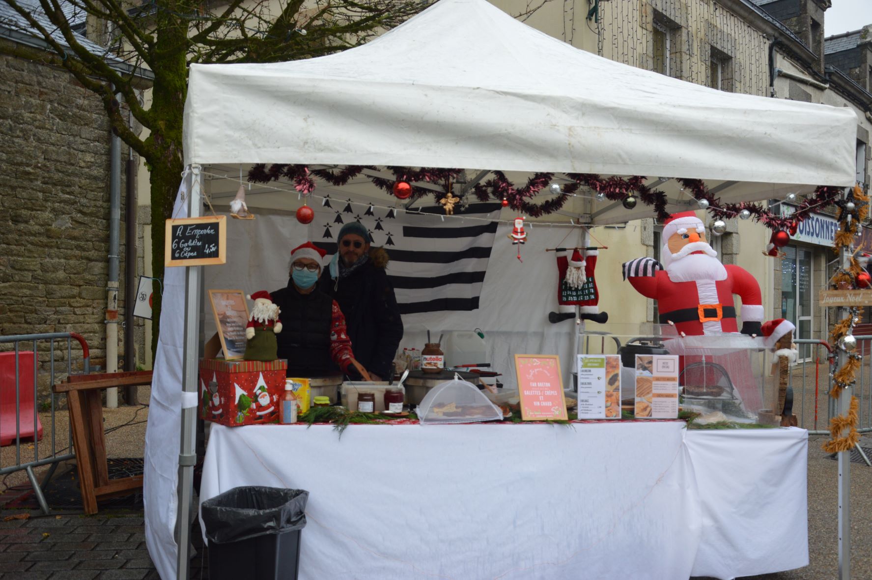 Questembert. Le marché de Noël attire la foule sous les Halles 