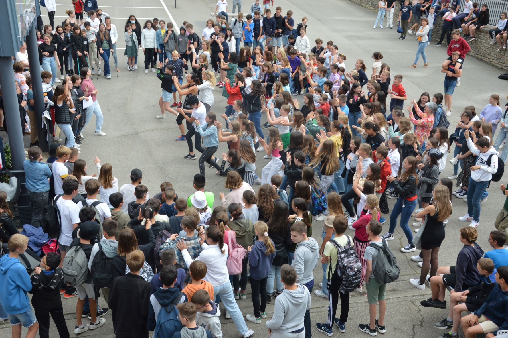 Questembert.  A college flash mob for Catherine Nicolas and Sandrine Krzyzosiak