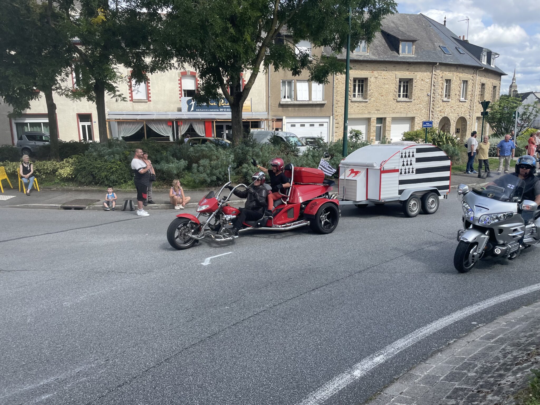 Ploërmel. Madone des motards. En direct la balade traverse la ville